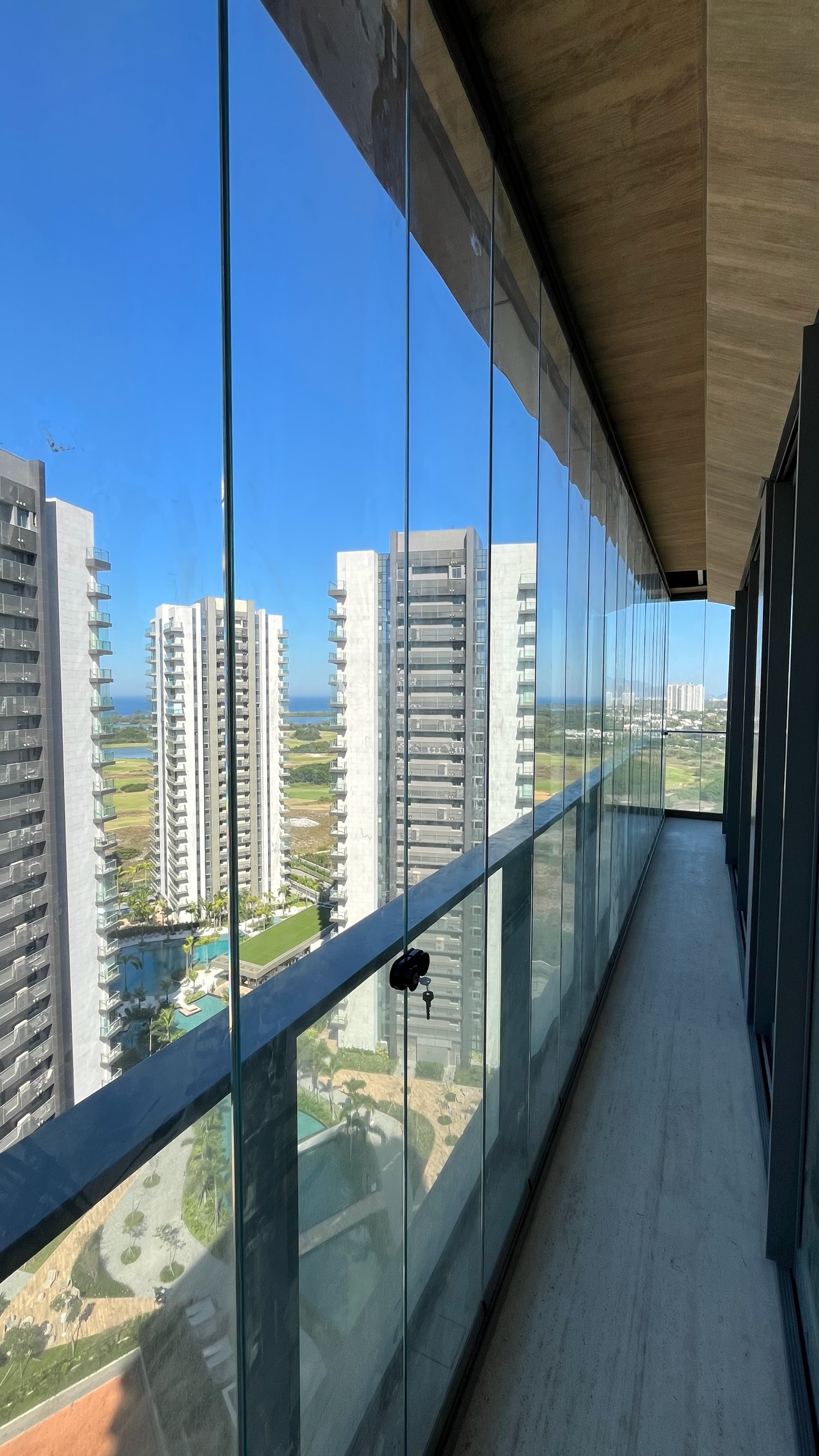 Fechamento de Sacada com Trava de Segurança